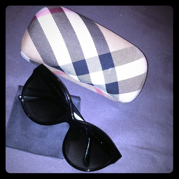 🚫SOLD 🚫Cat eye Burberry sunglasses ⭐