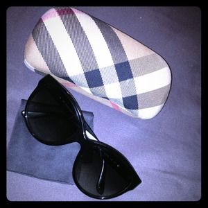 🚫SOLD 🚫Cat eye Burberry sunglasses ⭐