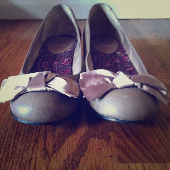 Light brown short heels with bows