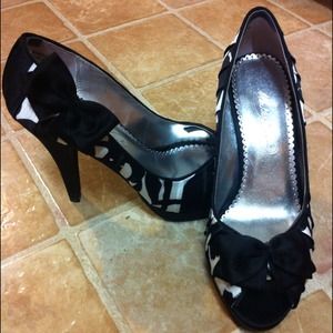 Heels-  size 7M-"Shadow" by Michaelangelo
