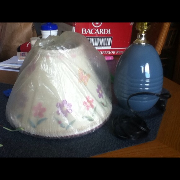 NWOT Butterfly+flower lamp shade and stand - Picture 2 of 4