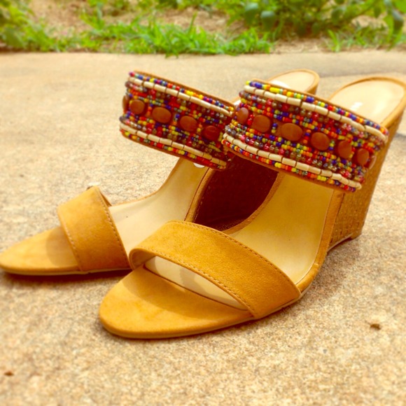Wedged sliders shoes