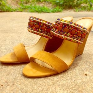 Wedged sliders shoes