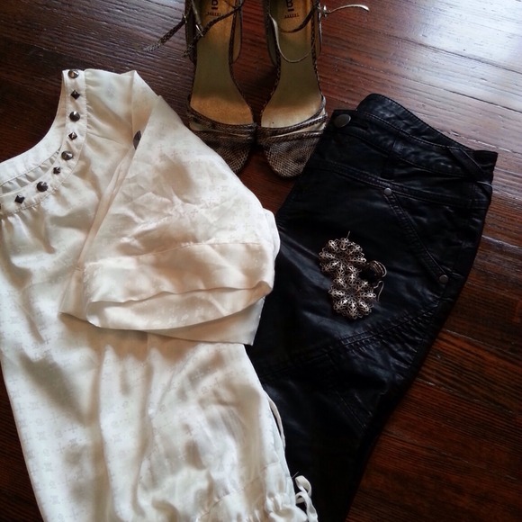 Guess Tops - Guess cream blouse with amazing details