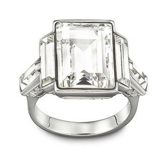 Should I sell?? $200 pp Gorgeous Swarovski Ring💎