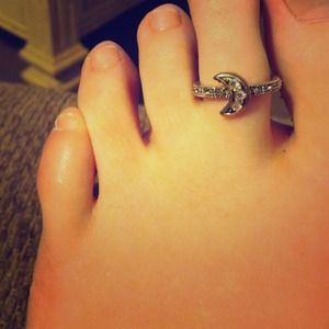 Crescent moon toe ring