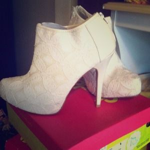 Price cut ✂✂Lace ivory booties.✂✂