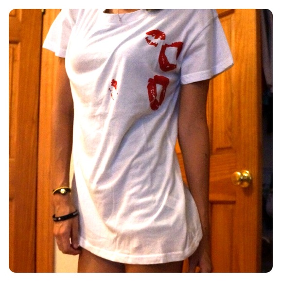 ❌SOLD ❌Over-sized lipstick traces tee