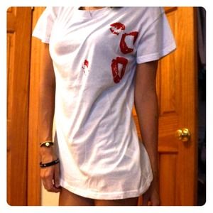 ❌SOLD ❌Over-sized lipstick traces tee