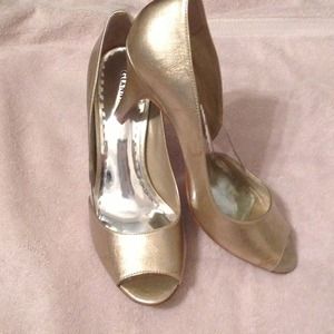 Gold heels. Beautiful! (SOLD)