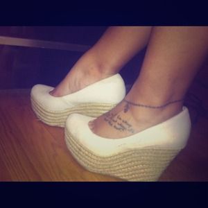 🌟🌟🌟REDUCED🌟White Platform Wedges Steve Madden