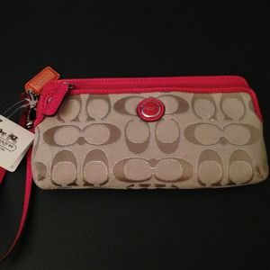 AVAILABLE! REDUCED! New NWT Coach wallet wrislet.