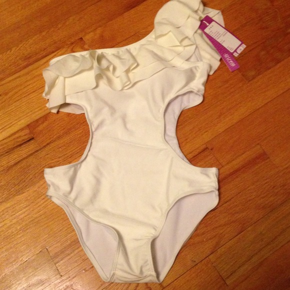 White bathing suit never worn - Picture 1 of 3