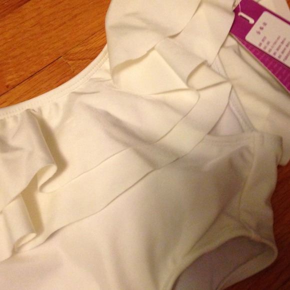 White bathing suit never worn - Picture 2 of 3