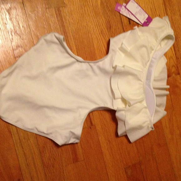 White bathing suit never worn - Picture 3 of 3