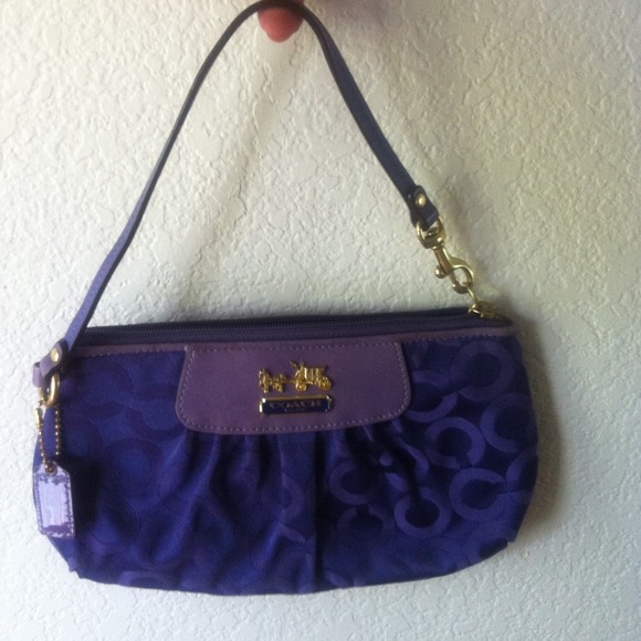 Coach Clutches & Wallets - 👜COACH MEDIUM WRISTLET in SIGNATURE FABRIC