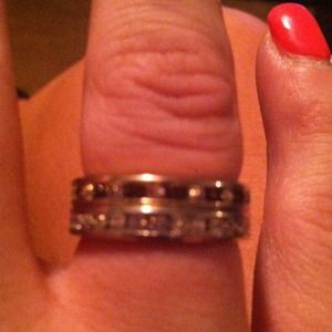 Two rings 1 has white diomand u can c the other1