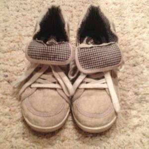 Tan w/ checkered inside Roxy casual sneakers!