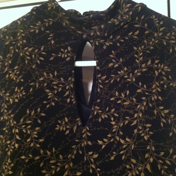 Golden Leaf Scroll Black Dress Keyhole - Picture 2 of 3