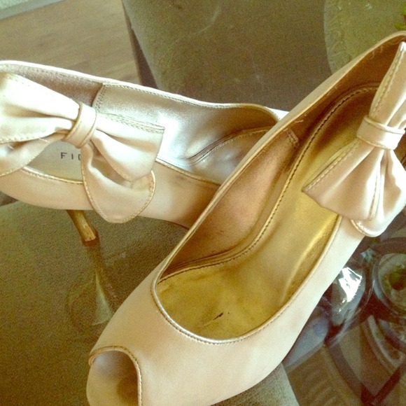 Beige high hill shoe