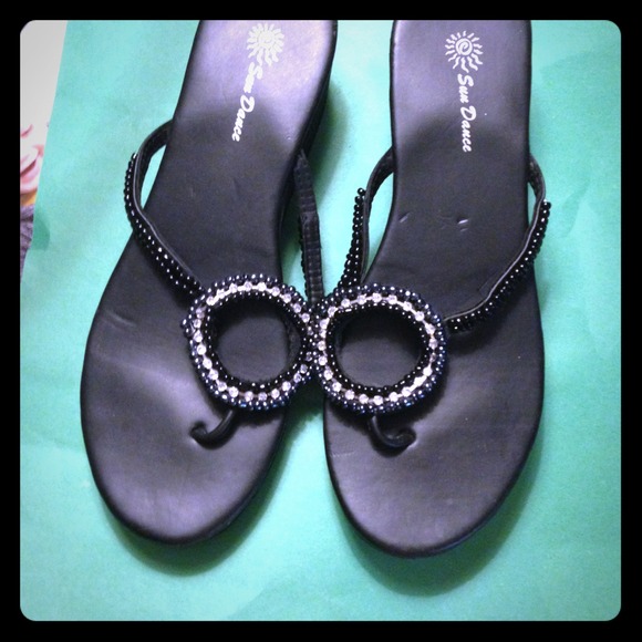 Shoes - Black flip flops
