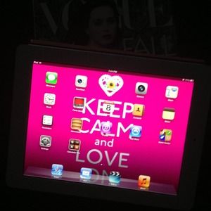 SOLD!!!!iPad 3 new with super cute sparkle case:-)
