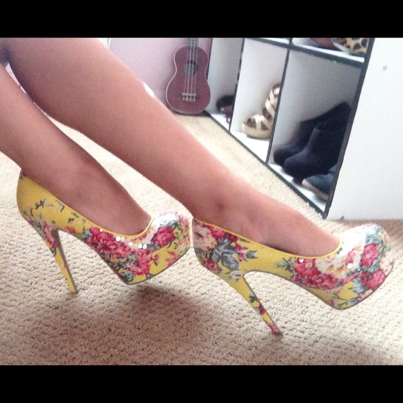 Dollhouse yellow/floral sequin heels!