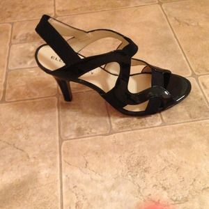 Ellen Tracy sling heels