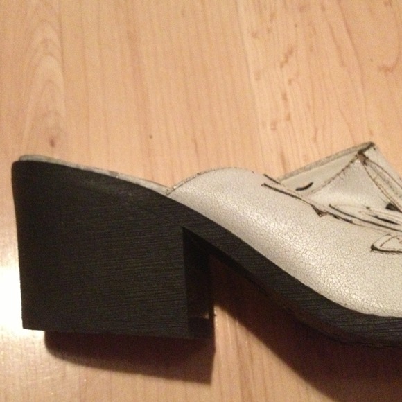 Shoes - Picture 3 of 4