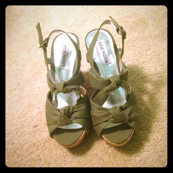 Steve Madden P-Capri wedges. Army green sz 6 NWOT