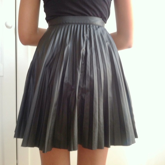 SOLD. / Black Pleated Skirt - Picture 2 of 3