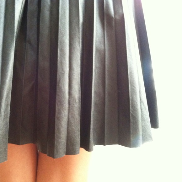 SOLD. / Black Pleated Skirt - Picture 3 of 3