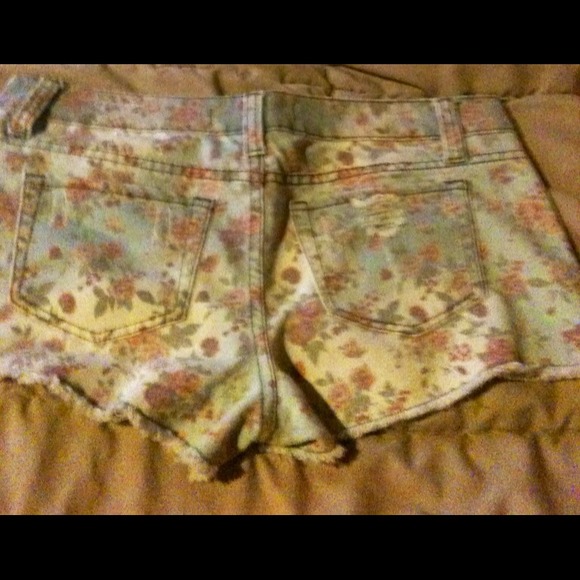 Light denim color and white with flowers all over - Picture 3 of 3
