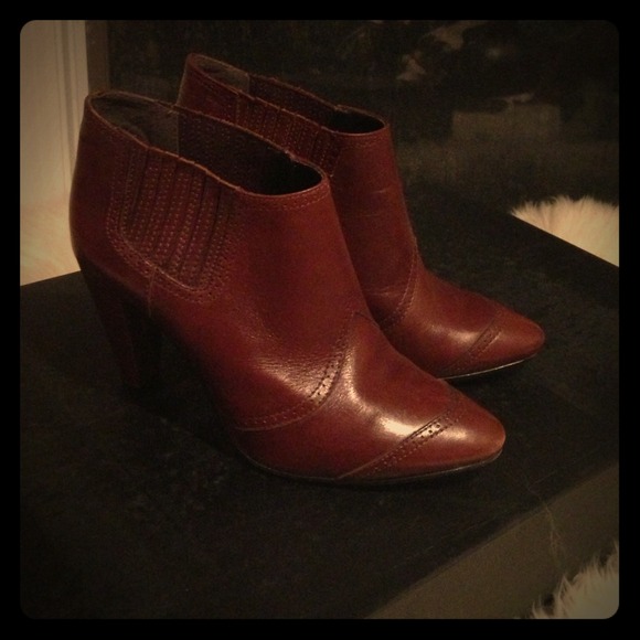 Benetton wing tip leather booties in brown