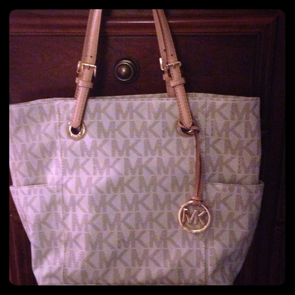💢SOLD 💢Authentic Michael Kors Jet Set Tote