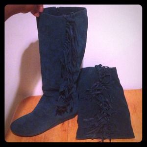 Beautiful teal tassel boots.