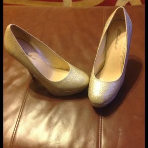 Gold glitter pumps