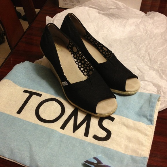 SOLD TOMS SHOES 😘like new condition 😘