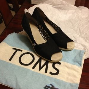 SOLD TOMS SHOES 😘like new condition 😘