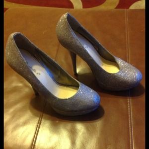 Glitter pewter pumps