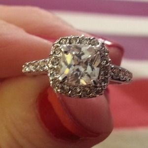 💝HOST PICK💝18kt gp Swarovski crystal ring size 6