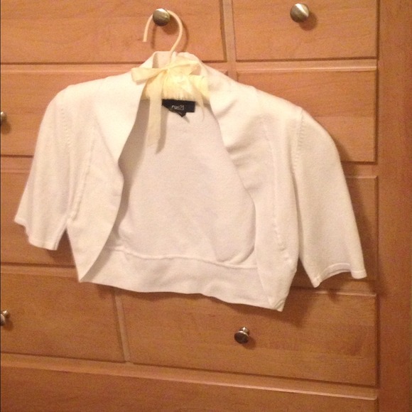 Small Rue 21 white shrug