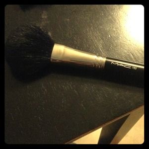 Mac 150 large powder brush