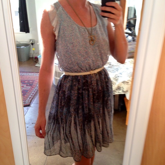 SOLD! Gorgeous chiffon print dress w free earrings - Picture 3 of 4