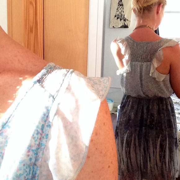 SOLD! Gorgeous chiffon print dress w free earrings - Picture 4 of 4