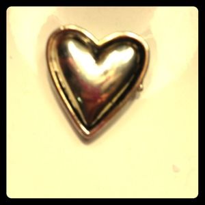 Silver heart stretchy ring.