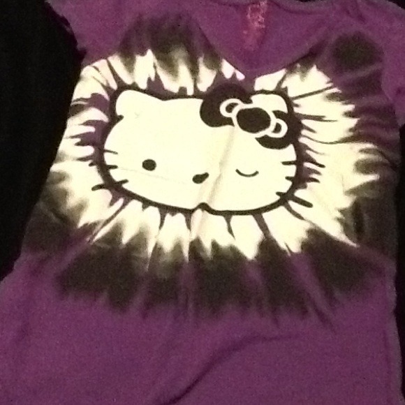 Cute hello kitty tee!