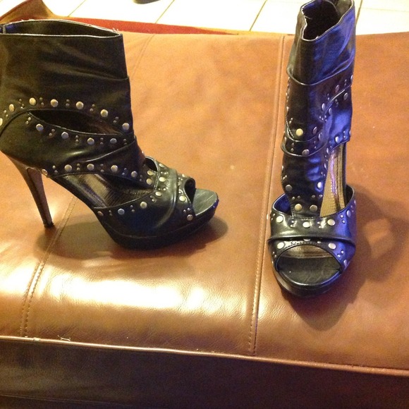 Black pumps