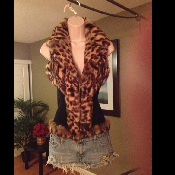 🚫SOLD🚫Guess Rabbit Fur Vest - Picture 2 of 4