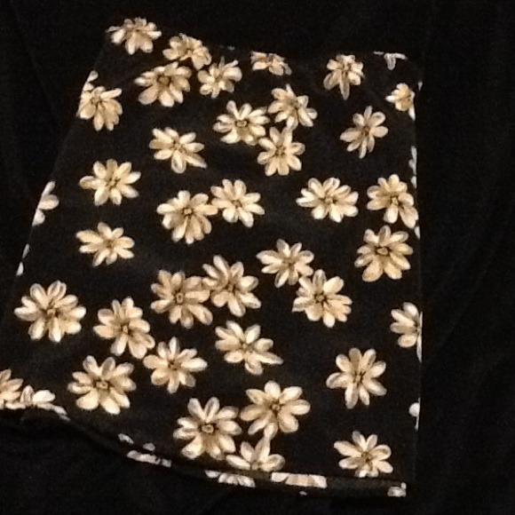 Super cute black floral skirt!